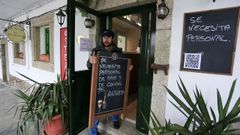 Efr�n Branca, del restaurante El Italiano, en Portomar�n, busca dos empleados. Cuenta que le cuesta encontrar gente por la temporalidad