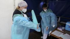 Personal del �rea sanitaria que realiza las pruebas PCR en el exterior del Hospital Novoa Santos