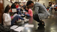 Un alumno estudiando el examen de selectividad hasta el �ltimo minuto, en el campus de Ourense