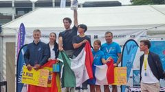 Pablo e Isa Cabello, padre e hija, en el segundo escal�n del podio del Mundial de vaurien.