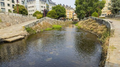 El cauce del Anllóns a su paso por el casco urbano de Carballo presenta unos bajos niveles.