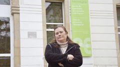 Nieves Lorenzo frente al edificio que alberga la Escuela de Ingenier�a Aeron�utica y del Espacio del campus de Ourense. 