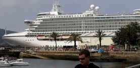En la fotograf�a, la estampa del �Azura� en el muelle ferrolano, donde permaneci� hasta media tarde de ayer. 