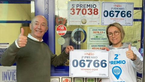 Nino Rodr�guez, due�o de la administraci�n de Riotorto, y Gemma L�pez, empleada, felices por haber vendido un d�cimo premiado