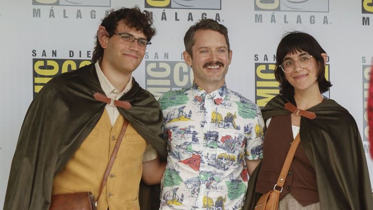 Dos fans posan con Elijah Wood, que dio vida a Frodo en �El Se�or de los Anillos�
