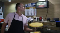 Francisco Ra�a, del caf� Puerto Mar, de A Palloza, mira el contador de tortillas de su local, que ayer alcanz� la bonita cifra de 44.444, y dice que espera llegar a las 50.000 antes de final de a�o.  