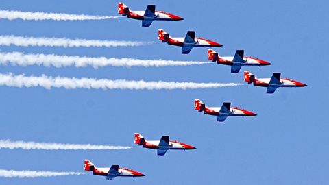 Instante de la exhibici&oacute;n de la Patrulla &Aacute;guila en su &uacute;ltima intervenci&oacute;n en el festival a&eacute;reo de Vigo