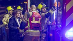 La alcaldesa de Santiago, Goretti Sanmartín (BNG), acudió al edificio de Salgueiriños para seguir de primera mano las tareas de extinción