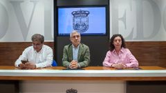 Los concejales de IU-Convocatoria por Oviedo Alejandro Su�rez, Gaspar Llamazares y Cristina Pont�n, en rueda de prensa.