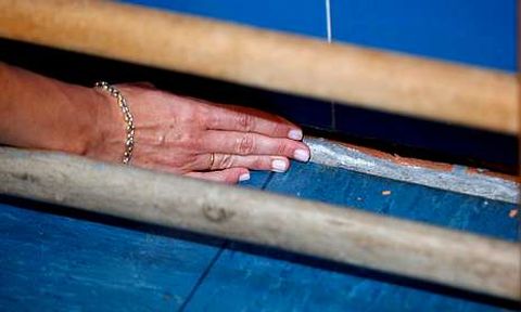 Las grietas han ido cediendo durante este verano y ya cogen dos dedos dentro.