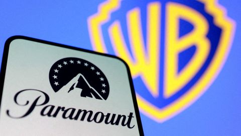 Los logotipos de Paramount y Warner Bros. Discovery.