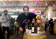 José Crusat presenta un nuevo vino de la marca Como Cabras. 