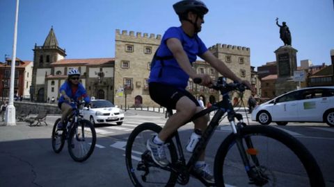 Ciclistas por el centro de Gij�n