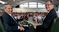 El Onc�logo Alfonso Mari�o y el alcalde de Carballo, Evencio Ferrero, ante un auditorio en el Mercado abarrotado de p�blico. 