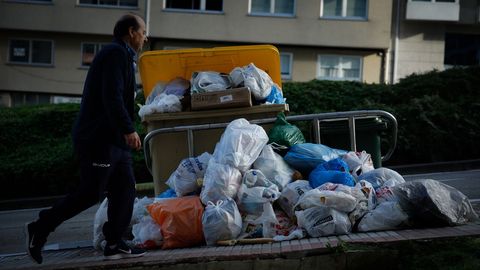 Cuarto da de la basura sin recoger