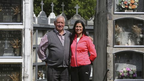 Alicia, con su padre, Jos Manuel, que fue sepulturero durante 34 aos.