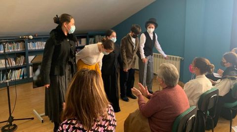 Teatralizaci�n na biblioteca municipal Mar�a Ba�a, en Cabana