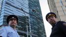 Agentes de emergencias en el centro financiero de Mosc�, donde los restos de un dron de Ucrania colisionaron contra un edificio.