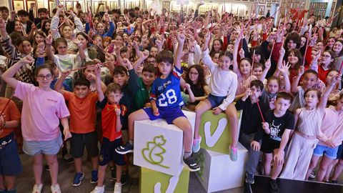Foto de grupo dos participantes na festa e a entrega de premios