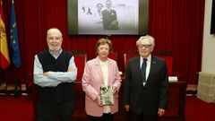 O ilustrador e caricaturista, Siro L�pez; a fil�loga e filla do homenaxeado, Teresa Garc�a-Sabell, e o presidente da Real Academia de Medicina de Galicia, Francisco Martelo, no acto de presentaci�n.