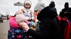 Una madre da agua a su hija mientras huyen de la invasi�n rusa de Ucrania, en un campamento temporal en Przemysl, Polonia