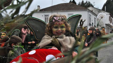 Unas de las integrantes más jóvenes de la comparsa de Bóveda que se sumó al desfile de Pantón