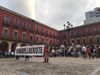 Concentraci�n de los vecinos de Cimavilla en la plaza del Ayuntamiento