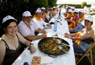 Laracheses y franceses de Olonne sur Mer degustaron ayer una paella en Cai�n.