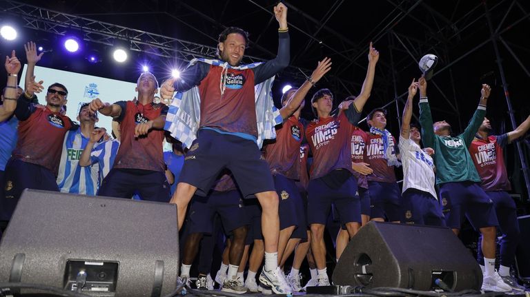 Los futbolistas del Deportivo, en la fiesta tras el ascenso a Primera Divisi�n