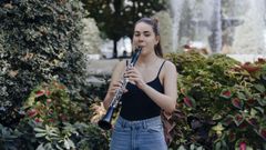 Estela Rodrguez, con su clarinete en el Parque de San Lzaro antes de emprender viaje a msterdam, donde continuar sus estudios musicales.