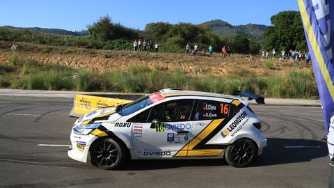 El piloto ovetense Fran Cima con su Renault Clio N5 apoyado por Leomotor