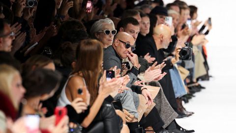 La actriz, acompañada por Stanley Tucci, apareció caracterizada como Miranda Priestly, protagonista de «El diablo viste de Prada», película de la que están rodando ya la segunda parte