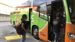 Dos pasajeros, subi�ndose a un bus de la firma Flixbus, en una imagen de archivo.