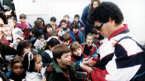 Firmando autgrafos durante su poca en el Sevilla, en los 90