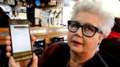 Mercedes Fernndez, mostrando la cifra que inicialmente le peda la Sareb por su vivienda, en una oferta que luego el banco malo no acept.