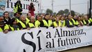 Unas 7.000 personas, entre ellas un buen n�mero de representantes pol�ticos de distinto signo, marcharon en enero desde la plaza del Ayuntamiento de Almaraz hasta las puertas de la central nuclear para reclamar, pancarta en mano, la continuidad de la actividad de la planta extreme�a ante el cierre previsto por el Gobierno.