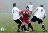 Diego Arias, en el centro, en el �ltimo derbi entre el Ferreira y el B�veda disputado en O Bali�o.
