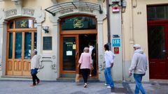 Turistas entrando este s�bado en el Hotel Suizo de Ferrol. 