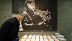 Un votante buscando su papeleta en el centro sociocultural del Ensanche, donde venci� con claridad el PP. 