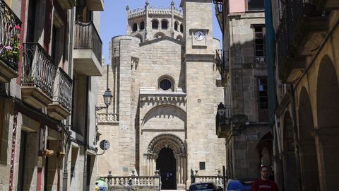 Catedral de Ourense. Fachada Sur, con la entrada por la Plaza del Trigo, una de las puertas romnicas ms bonitas de la seo ourensana.