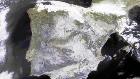 Las nubes de estancamiento provocan que el term�metro no suba tanto en la costa norte de Lugo. La m�xima m�s alta ayer fue de 15 grados