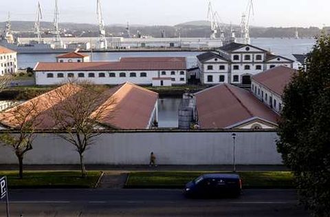 Vista de la muralla que delimita el Arsenal que forma parte del proyecto de abrir Ferrol al mar.