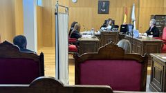 La pareja, que est� en proceso de divorcio, estuvo separada por un biombo en el� banquillo de acusados