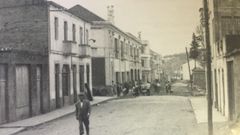 Casa Grande. En la Gran V�a destaca el edificio, levantado en la que era calle Alfonso XIII. Se trataba de una construcci�n comercial, para los almacenes Neira. Tambi�n alberg� el cine Lumi�re. Hoy solo queda la mitad de la construcci�n. Otro edificio singular, pero en la Valle Incl�n, fue el de la OJE, en la que era la r�a Bilbao. All� tambi�n estuvo provisionalmente la Guardia Civil. En el entorno se encontraba asimismo el mercado nuevo, o de los pabellones