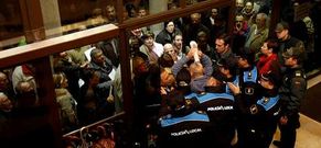 Incidentes a la entrada de la casa consistorial con motivo del pleno del 29 de noviembre.