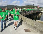 La marea verde contra el c�ncer, ayer en el puente de A Misericordia, camino de Celeiro. 