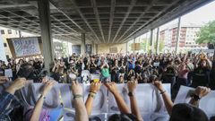 Concentracin de los docentes en huelga en el exterior de la sede de las consejeras de Oviedo