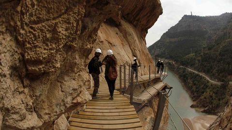 Tiene pasos de apenas un metro colgando con una altura de unos 100 metros sobre el r�o. 