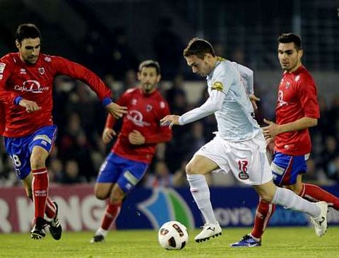 Tres jugadores del Numancia, rodeando a uno del Celta, en la pasada temporada.