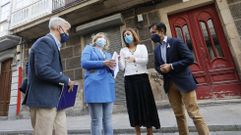 �ngeles V�zquez ?segunda por la dcha.? ayer, junto a Jos� Manuel Rey y personal auton�mico.